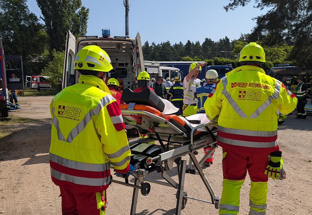 Katastrophenschutz_Übung_Übungsszenario_Krankentrage_Sanitäter