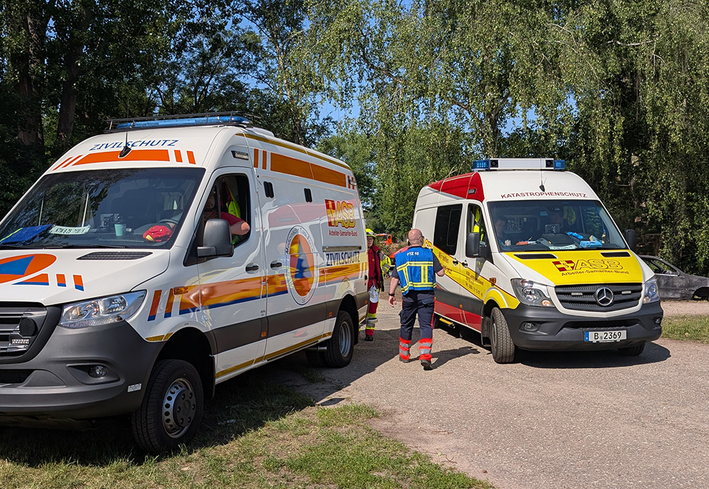 Katastrophenschutz_Übung_Übungsgelände_Sanitäter_Einsatzfahrzeuge