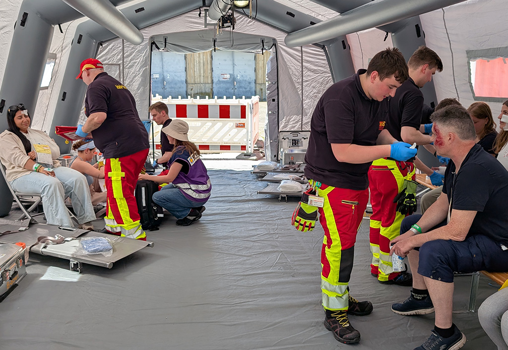 Katastrophenschutz_Übung_Sanitäter_Unfallhilfestelle_Aufbau