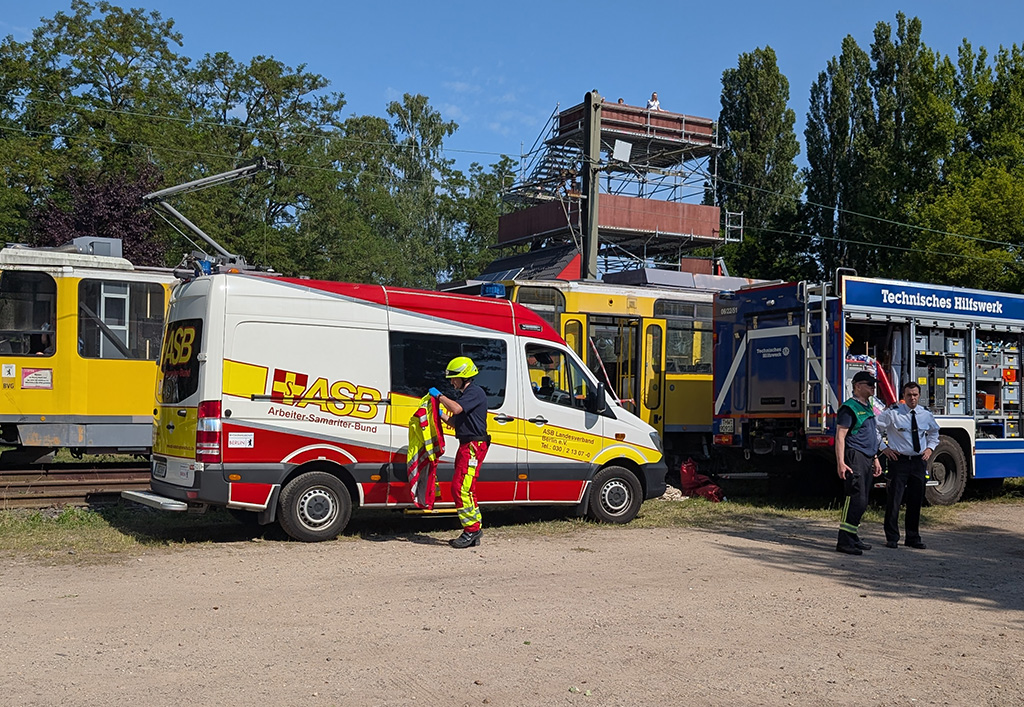 Katastrophenschutz_Übung_Übungsgelände_Sanitäter_Einsatzfahrzeuge