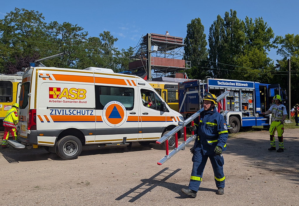 Katastrophenschutz_Übung_Übungsgelände_Sanitäter_Einsatzfahrzeuge