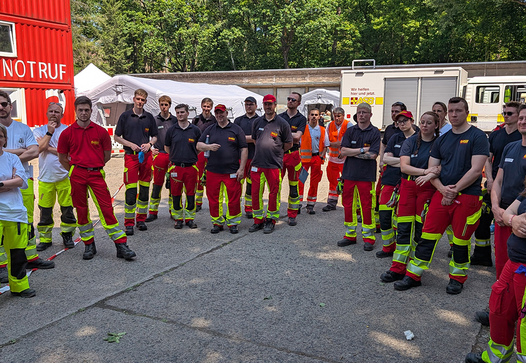 Katastrophenschutz_Übung_Sanitäter:innen_Einsatzbesprechung_Gruppenbild