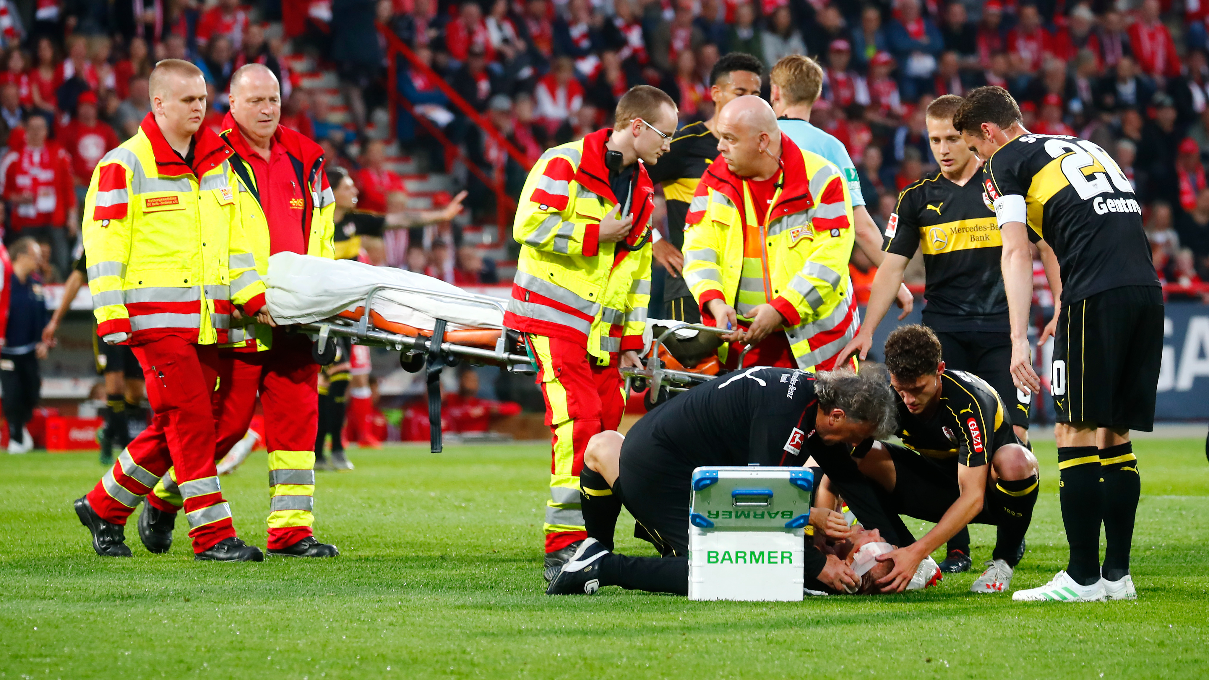 Sanitäter vom ASB Berlin-Nordwest, sind gerade dabei einen verletzten Fußballspieler zu versorgen, der sich bei einem Spiel verletzt hat. 