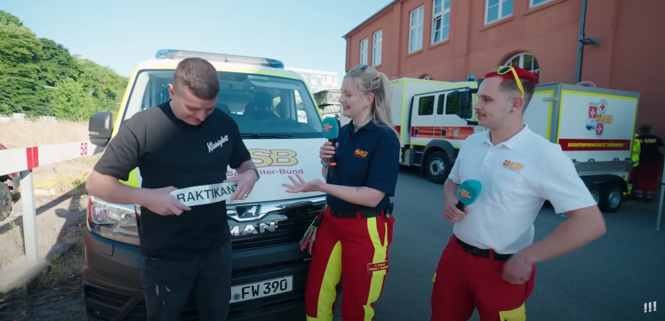 Blaulicht trifft YouTuber – Aaron Troschke beim ASB