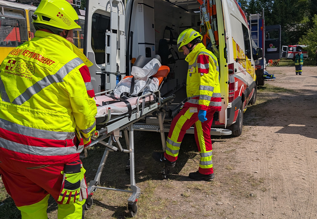 Katastrophenschutz_Übung_Sanitäter_Krankentrage_Einsatz