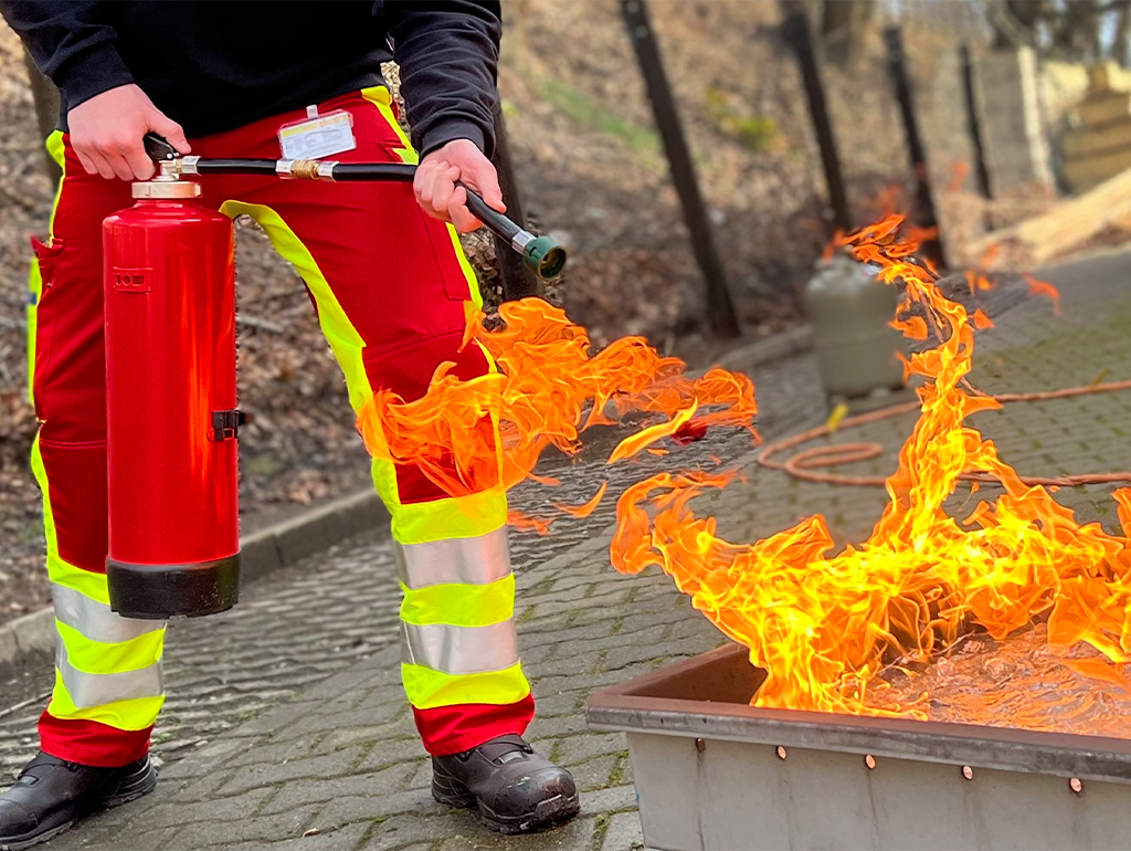 Brandschutzhelfer_Kurs_Feuer_Löschen