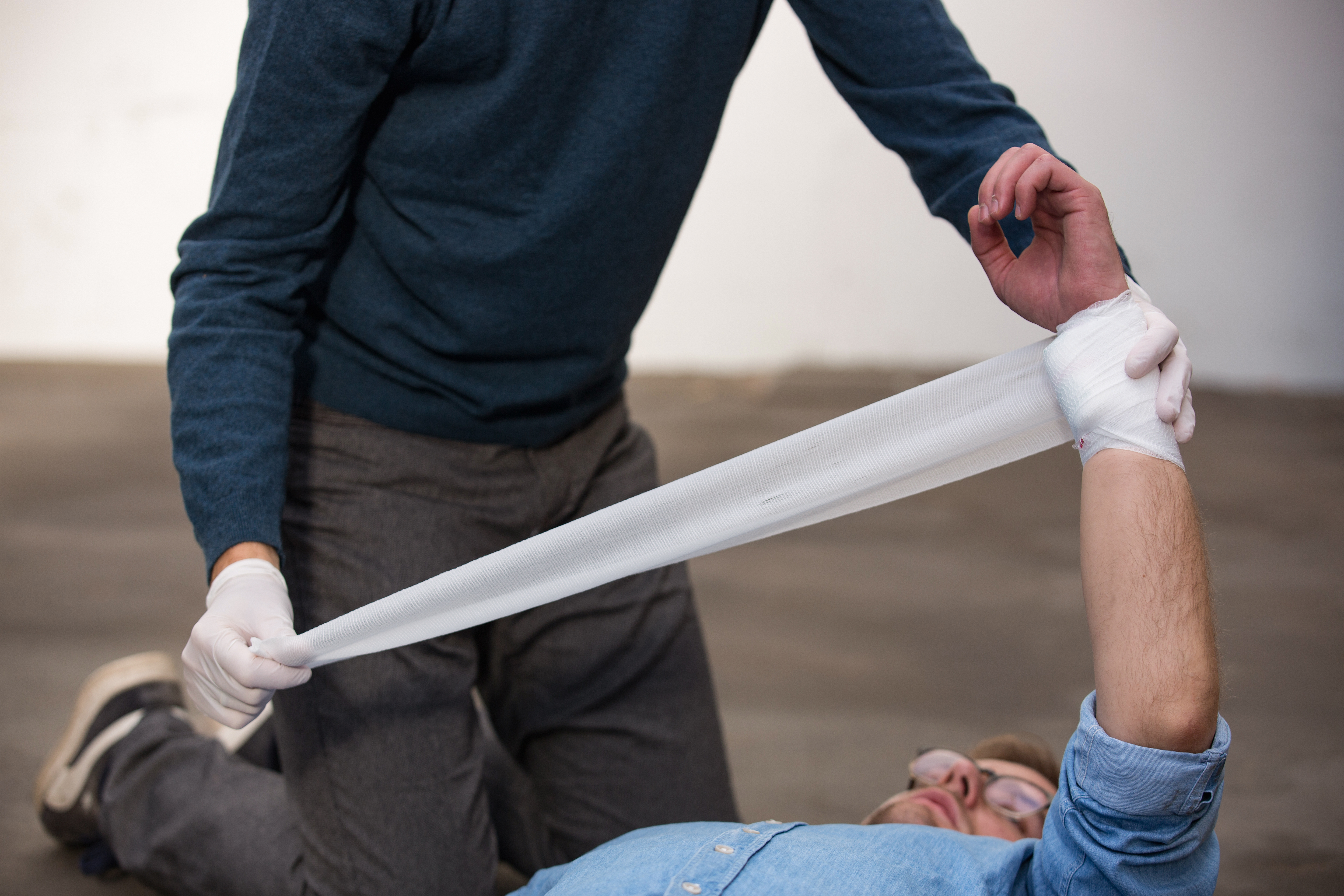 Erste_Hilfe_Kurs_Verletzten_verarzten_verbinden_Verbandsmaterial