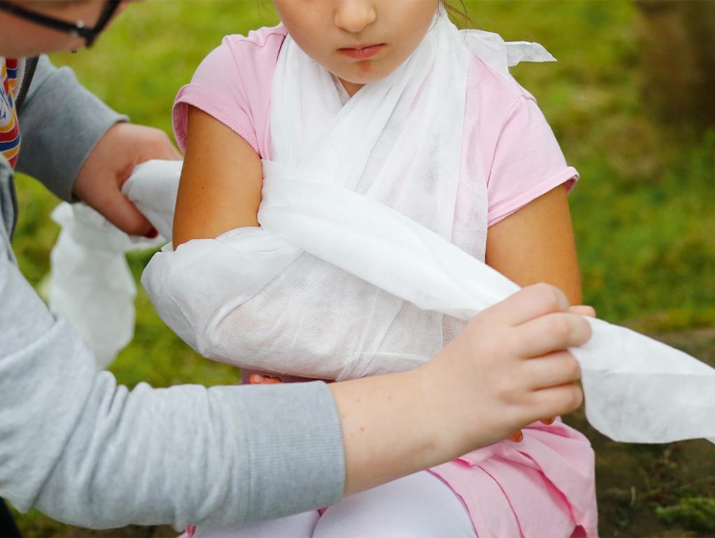Erste-Hilfe_Kurs_Kind_verarzten_Verbinden_Verbandsmaterial